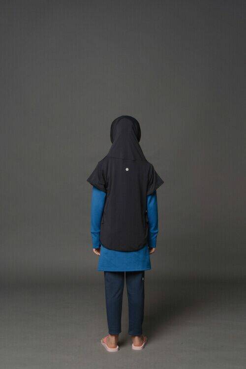 hijab multifungsi anak hitam biru tampak belakang.jpg